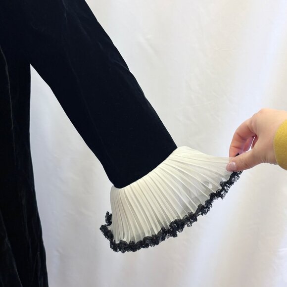 Vintage black velvet shift dress with ruffled trumpet sleeves & collar size L - Picture 3 of 4